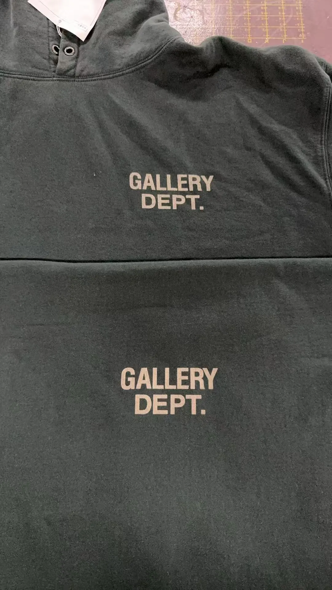 Printing Proofing GALLERY DEPT. 90'S GD LOGO HOODIE 90's Retro Destruction English Hoodie Green Black S-XL ⚠️Note: The color of this style should be green and black, not black! Requires custom weaving and dyeing. 500g high weight sweatshirt fabric. Fleece treatment on the inside. Overall wide and comfortable. Loose fit. Trendy and fashionable. Consistent with the original. Discharge printing process. Consistent with the original hang tag. Hanging grain with G LOGO.